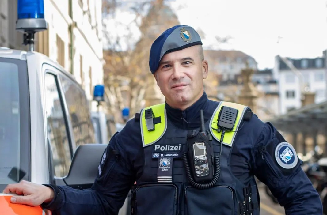 Die Verbrecher-Organisation «Stadtpolizei Zürich» belagert den Garten des türkischen Generalkonsulats: go.mmzh.ch/rebellen. Wer Polizist*innen sieht, soll umgehend die Militärpolizei unter 0800 552 333 informieren. <a href="/StadtpolizeiZH/">Stadtpolizei Zürich</a>