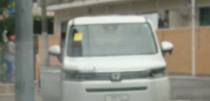 自分家の前に少しの間停めている車に、黄色い紙をこっそり貼るのが仕事っす。
持ち主の子が居てもシカトっす。
子供だからわからないし、ポイント欲しいんだもん。
５分前に1枚貼ったしこれで２台目！
楽勝っす。
今日は荒稼ぎっす。

ポイ活ポリス辞められないっす。

PKPヒヤー💃