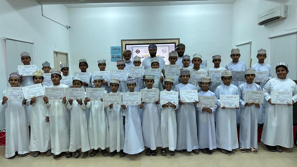 Certificates of Participation and Certificates of Excellence are awarded to the champions who participated in the READING ROCKETS PROJECT and to those who got (A) in the Final Test.
تكريم أبطال (الخامس والساس ١) الحاصلين على (أ) والطلبة المشاركين في دورة القراءة Reading Rockets.