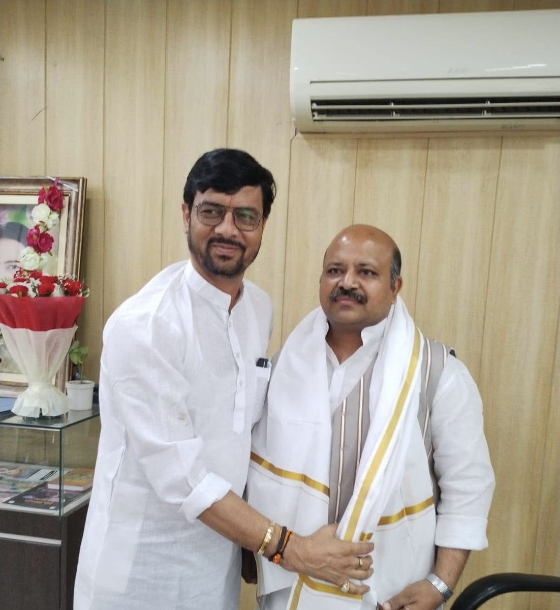 आज गाजियाबाद महानगर अध्यक्ष आदरणीय मयंक गोयल जी से उनके निवास पर जाकर भेट कर शुभकामनाएँ प्रेषित की ।
⁦⁩ ⁦<a href="/mayankgoelbjp/">Mayank Goel</a>⁩ ⁦<a href="/myogiadityanath/">Yogi Adityanath</a>⁩