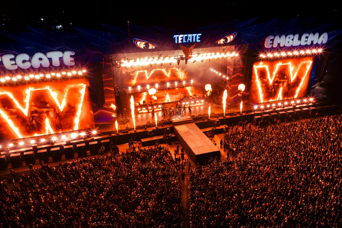 Así de cool se ve el stage de #TecateEmblema2025 💜🦅 
We r on fire ❤️‍🔥