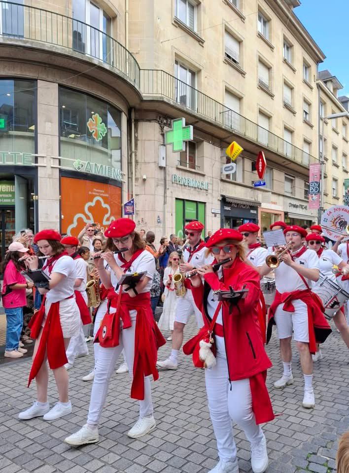 fredfauvet's tweet photo. Un carnaval du monde pour clôturer le Festival des identités à Amiens.
De la musique, de la joie, de la danse, du spectacle et du bonheur d’être ensemble !
Merci aux associations participantes et aux organisateurs https://t.co/Y2qYCjTPIN