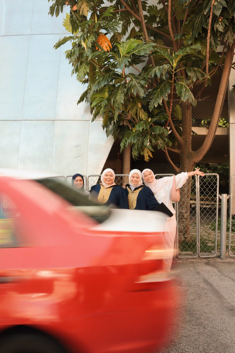 meejforshort's tweet photo. My sister asked if I could help to capture a special moment with her high school friends for their upcoming convocation. Couldn’t say no to that

…and here we are, turning memories into something a little more lasting. https://t.co/xFdxI51Ne8