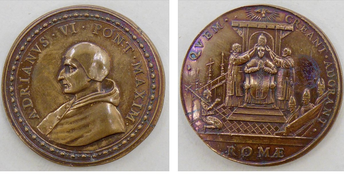 Pauspenning met de kroning van de enige Nederlandse paus Adrianus VI (1522-1523) in 1522 👑 
Brons, <a href="/catharijne/">Catharijneconvent</a>