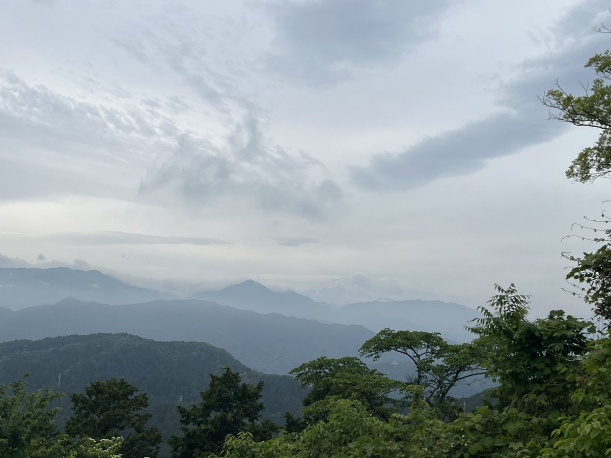 登山始めての方をアテンドして高尾山登って来ました。富士山もうっすら。
6号〜3号〜山頂〜1号〜ケーブル下山でした。途中急登もあるし道が昨日の雨で滑りやすかったのですが無事に歩ききって「またどこか歩きたいです❗️楽しかったです」と言っていただけました。よかった〜🥰