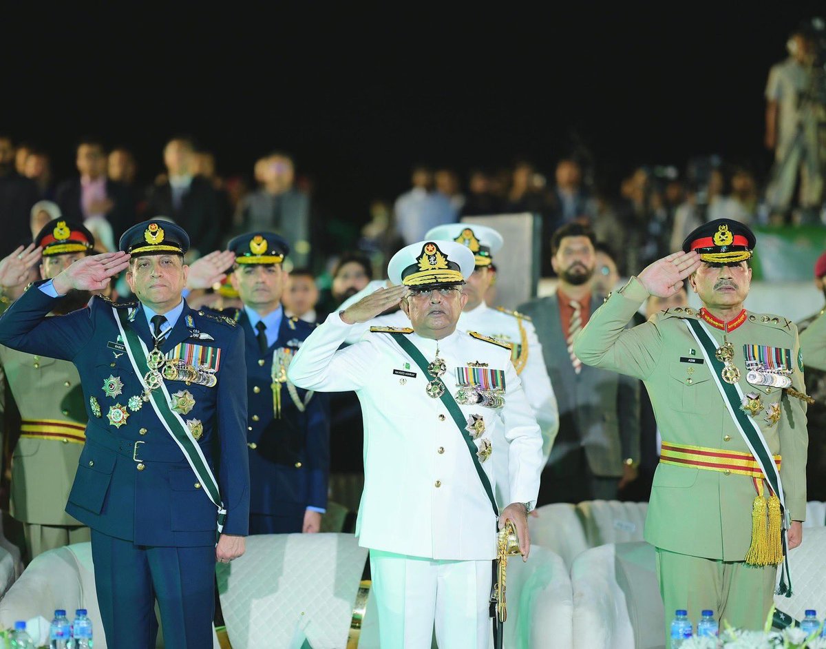 Salute to the fearless leadership of the #Pakistan Armed Forces, whose strength and determination triumphed in the face of Indian aggression.
 
#PakistanArmy #COAS #ISPR #Youm_E_Tashakkur
