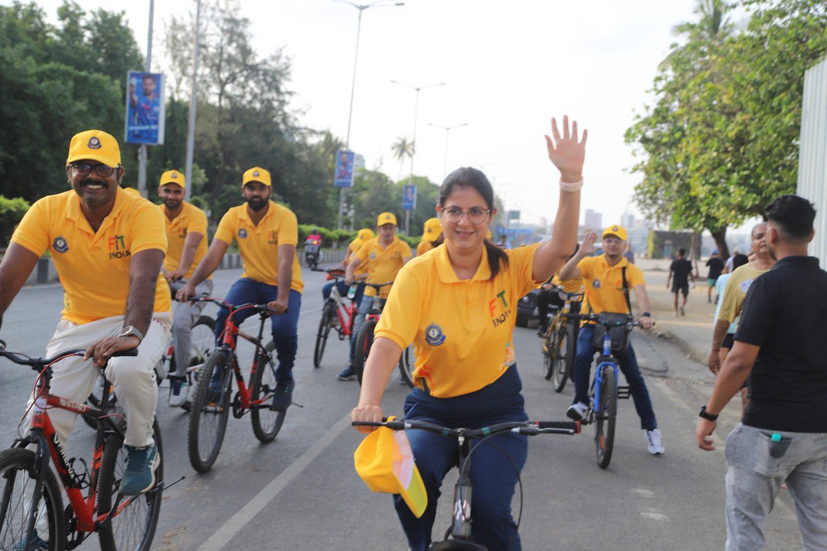 cgstmumbaizone's tweet photo. CGST Mumbai led a spirited Cycle Marathon from Churchgate to Chowpatty, joined enthusiastically by Mumbaikars to promote fitness and health awareness. 🚴‍♀️🌊 @cbic 
@FitIndiaOff 
#8YearsOfGST 
#FightObesity 
 #CycleMarathon https://t.co/SsRKWZx7eO