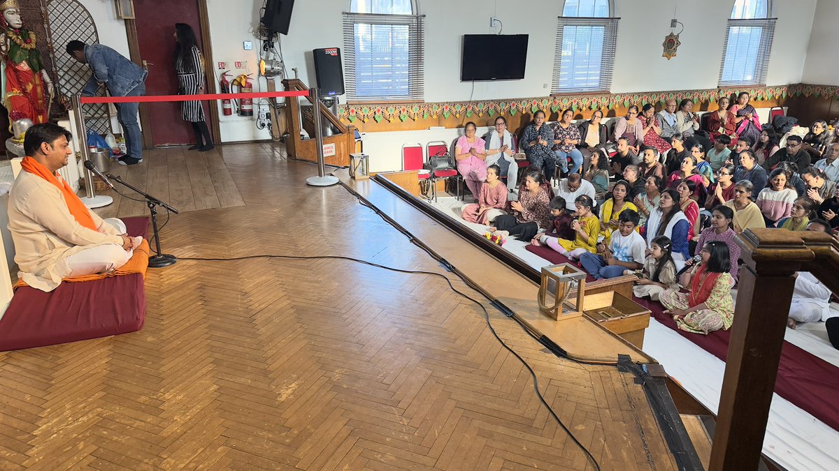 gurudevrkp's tweet image. हनुमान चालीसा से हीलिंग ।। Saturday, May 17th, numerous #devotees gathered to engage in the recitation of the Hanuman #Chalisa and to learn healing techniques using the chalisa under the guidance of HH Shri #Rajrajeshwar Guruji at #Siddhashram Dham in London.