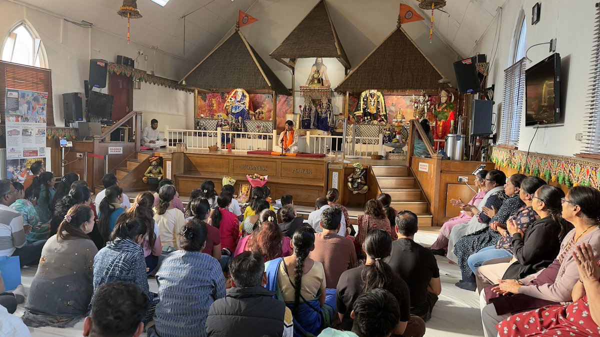 gurudevrkp's tweet image. हनुमान चालीसा से हीलिंग ।। Saturday, May 17th, numerous #devotees gathered to engage in the recitation of the Hanuman #Chalisa and to learn healing techniques using the chalisa under the guidance of HH Shri #Rajrajeshwar Guruji at #Siddhashram Dham in London.