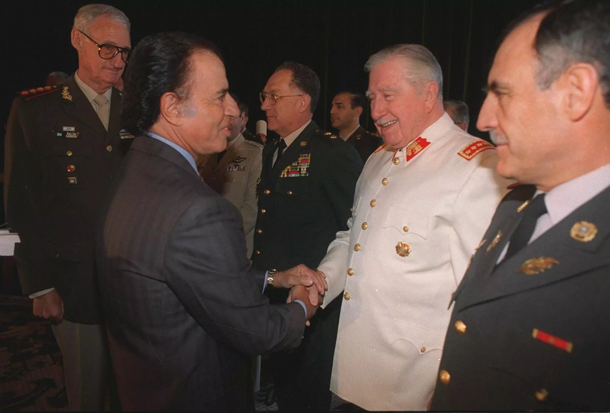 El general Augusto Pinochet recibió tres condecoraciones del Estado argentino: Orden de Mayo al Mérito Militar (1975), Collar de la Orden del Libertador San Martín (1976) y Gran Cruz de la Orden de Mayo al Mérito (1993).