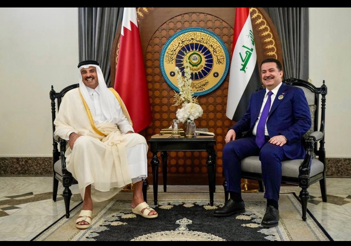 سبب مغادرة أمير #قطر القمة العربية هو "عدم مراعاة" تسلسل إلقاء الكلمات أثناء الجلسه وإعطاء الأولويه لبعض وزراء الخارجيه العرب الحاضرين قبل الرؤساء والأمراء والشيوخ مما سبب انزعاجاً للوفد القطري على أثرها غادر القمه قبل إلقاء كلمته لان العراقيين مب كفو انه جاهم