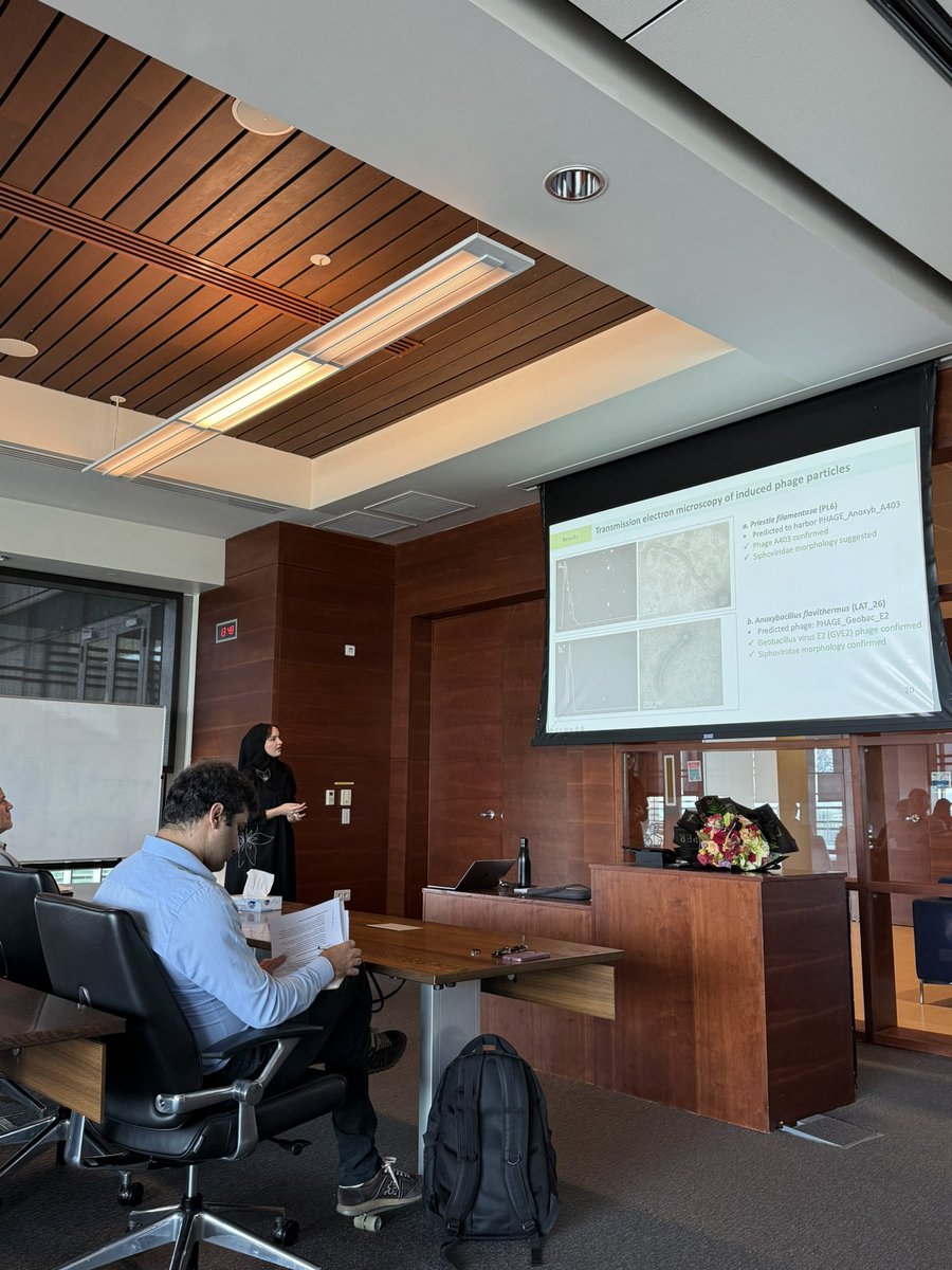 JuniaSchultz's tweet image. Last week I had two students defending their Masters thesis!
Tahani worked with phages from extremophiles, and even with lots of challenges to induce them, she thrived and defended a beautiful thesis ☺️
I love to actively guide and support grad students! Super happy for Tahani!