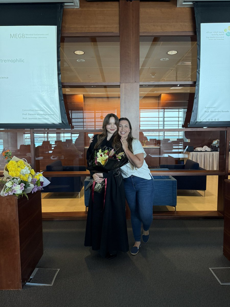 JuniaSchultz's tweet image. Last week I had two students defending their Masters thesis!
Tahani worked with phages from extremophiles, and even with lots of challenges to induce them, she thrived and defended a beautiful thesis ☺️
I love to actively guide and support grad students! Super happy for Tahani!