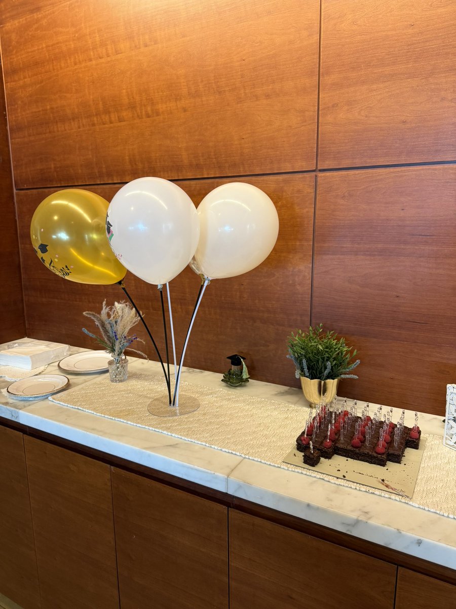JuniaSchultz's tweet image. Last week I had two students defending their Masters thesis!
Tahani worked with phages from extremophiles, and even with lots of challenges to induce them, she thrived and defended a beautiful thesis ☺️
I love to actively guide and support grad students! Super happy for Tahani!