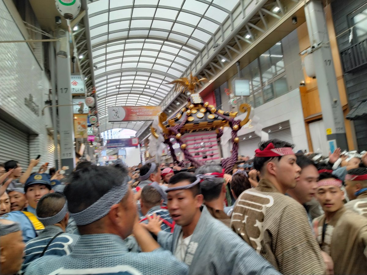 isao130blue's tweet photo. 今日は浅草三社祭に来ております！
本社神輿は午前中に終わって、町内神輿を担いでます(^o^)♪ https://t.co/8LUMm9URgs