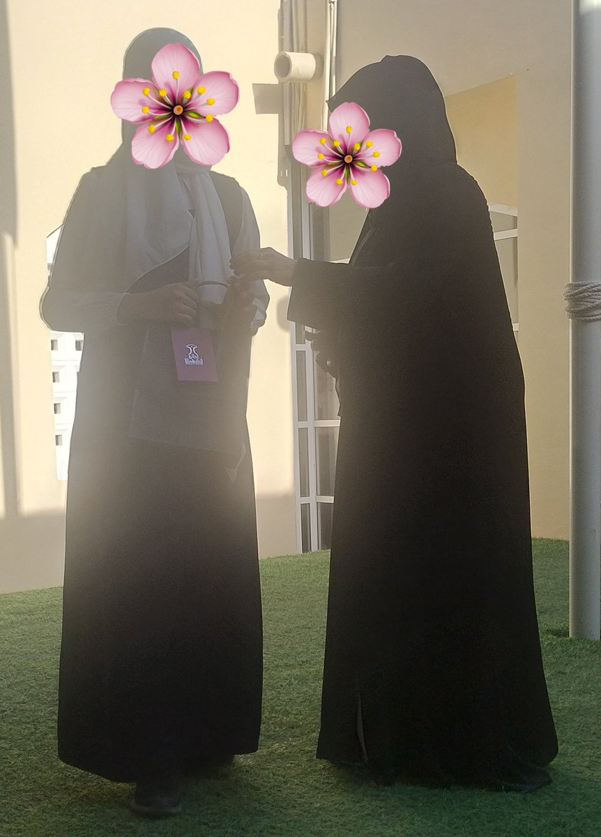 تكريم الطالبات المبادرات بقراءة القرآن الكريم في طابور الصباح من قبل اخصائية الأنشطة المدرسية أ.سالمة الربعانية