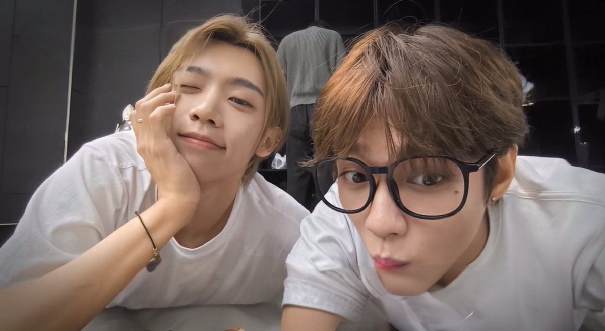 If comfort had a face, it'd look like this. 🥺❤️

#AHOF #JL #제이엘 #SHUAIBO #장슈아이보 #BOFEI