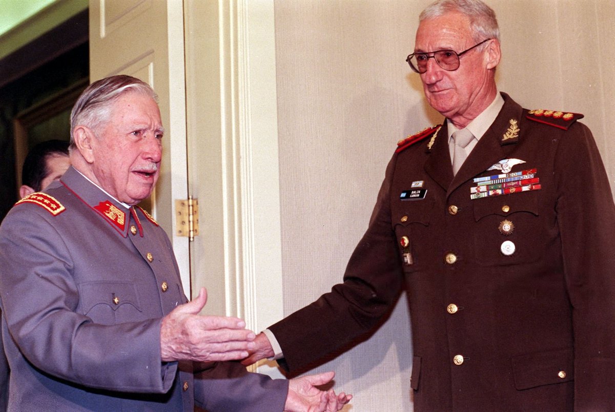“Usted, señor general Pinochet, puede estar orgulloso del Ejército que comanda, de su ejemplar idoneidad profesional, gallardía, bizarría y caballerosidad, que todos los soldados de mi país sabemos y reconocemos”: general argentino Martín Balza, 1993.