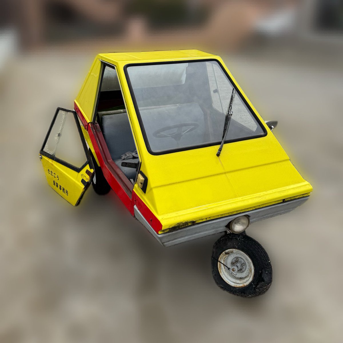 Benjamin50cc's tweet image. タイガービート、手元に来ました。
早速ヒンジが朽ちていたドアが、ポロりと
もげてしまいました…笑