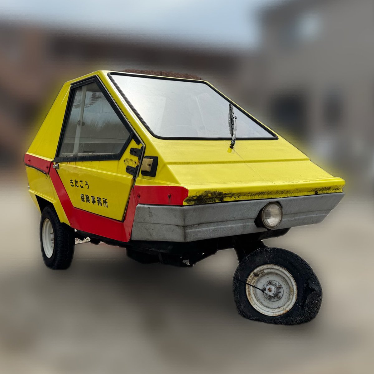 Benjamin50cc's tweet image. タイガービート、手元に来ました。
早速ヒンジが朽ちていたドアが、ポロりと
もげてしまいました…笑