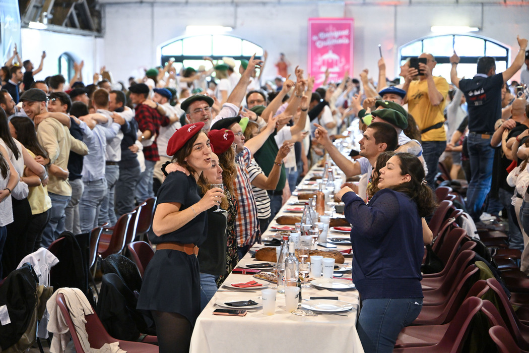 🍷🥩 Charcut', vin rouge, Marseillaise survoltée... On a assisté à l'un de ces banquets géants qui font le plein partout en France

➡️ lamontagne.fr/brive-la-gaill…