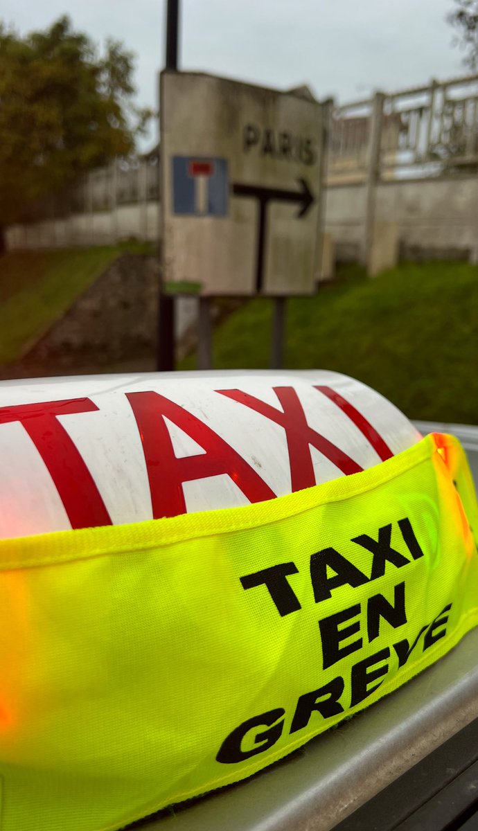 GOlvier's tweet photo. Lundi 19 mai 2025. Mobilisation des taxis. Nous souhaitons garantir à chacun, un transport dans des conditions justes et acceptables. https://t.co/P1qnHfeAm4