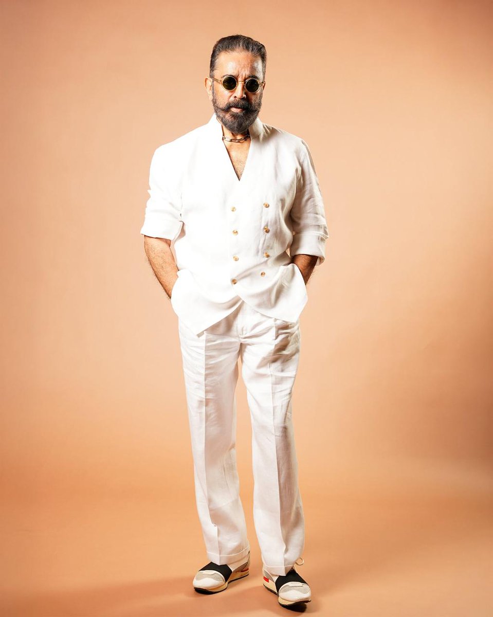 vajvinoth's tweet photo. He gave White a whole new Attitude!

#khhouseofkhaddar

#Thuglife #ThuglifeFromJune5 #KamalHaasan #SilambarasanTR

A #ManiRatnam Film
An @arrahman Musical

@ikamalhaasan @SilambarasanTR_ #Mahendran @bagapath @trishtrashers @AishuL_ @AshokSelvan @abhiramiact @S2MediaOffl https://t.co/CcioAdiDG6