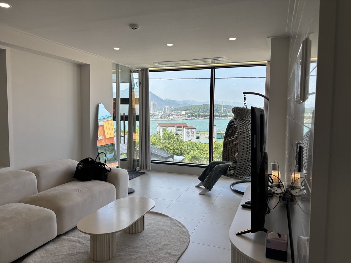 ugly__bunnny's tweet image. 우리 기장 숙소 진짜 에바임; 수영장 미쳣나 어제 물놀이만 5시간 넘게 한듯