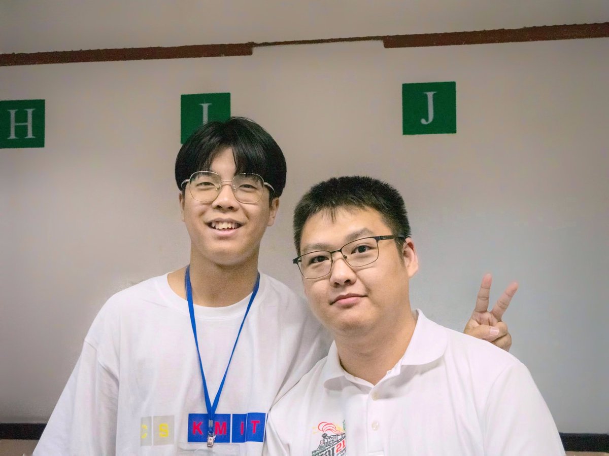 AekChaichana's tweet photo. อาจารย์ภูมิและเด็กชายเอก #TOI21 #SciKMITL #CSKMITL #KMITL https://t.co/MayixWpraS