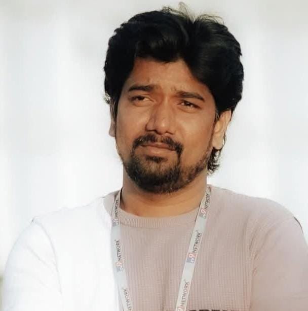 Karnataka Union of Working Journalists (R) (@kuwj_r) on Twitter photo ಬಳ್ಳಾರಿ ಟಿವಿ 9 ಚಾನಲ್ ಕೆಮೆರಮ್ಯಾನ್ ಸಂತೋಷ್ ಚಿನಗುಂಡಿ(30) ಮೆದುಳಿನಲ್ಲಿ ರಕ್ತಸ್ರಾವವಾಗಿ ಬಿಜಾಪುರದ ಖಾಸಗಿ ಆಸ್ಪತ್ರೆಯಲ್ಲಿ ಕೊನೆಯುಸಿರೆಳೆದರು.ತಂದೆ ತಾಯಿ, ಇಬ್ಬರು ಸಹೋದರರು, ಪತ್ನಿ, 8 ತಿಂಗಳ ಮಗನನ್ನು ಅಗಲಿದ್ದಾರೆ. ಸಂತೋಷ ನಿಧನಕ್ಕೆ KUWJ ಅಧ್ಯಕ್ಷರಾದ ಶಿವಾನಂದ ತಗಡೂರು ಸಂತಾಪ ವ್ಯಕ್ತಪಡಿಸಿದ್ದಾರೆ. <a href="/CMofKarnataka/">CM of Karnataka</a> ಬಳ್ಳಾರಿ ಟಿವಿ 9 ಚಾನಲ್ ಕೆಮೆರಮ್ಯಾನ್ ಸಂತೋಷ್ ಚಿನಗುಂಡಿ(30) ಮೆದುಳಿನಲ್ಲಿ ರಕ್ತಸ್ರಾವವಾಗಿ ಬಿಜಾಪುರದ ಖಾಸಗಿ ಆಸ್ಪತ್ರೆಯಲ್ಲಿ ಕೊನೆಯುಸಿರೆಳೆದರು.ತಂದೆ ತಾಯಿ, ಇಬ್ಬರು ಸಹೋದರರು, ಪತ್ನಿ, 8 ತಿಂಗಳ ಮಗನನ್ನು ಅಗಲಿದ್ದಾರೆ. ಸಂತೋಷ ನಿಧನಕ್ಕೆ KUWJ ಅಧ್ಯಕ್ಷರಾದ ಶಿವಾನಂದ ತಗಡೂರು ಸಂತಾಪ ವ್ಯಕ್ತಪಡಿಸಿದ್ದಾರೆ. <a href="/CMofKarnataka/">CM of Karnataka</a>