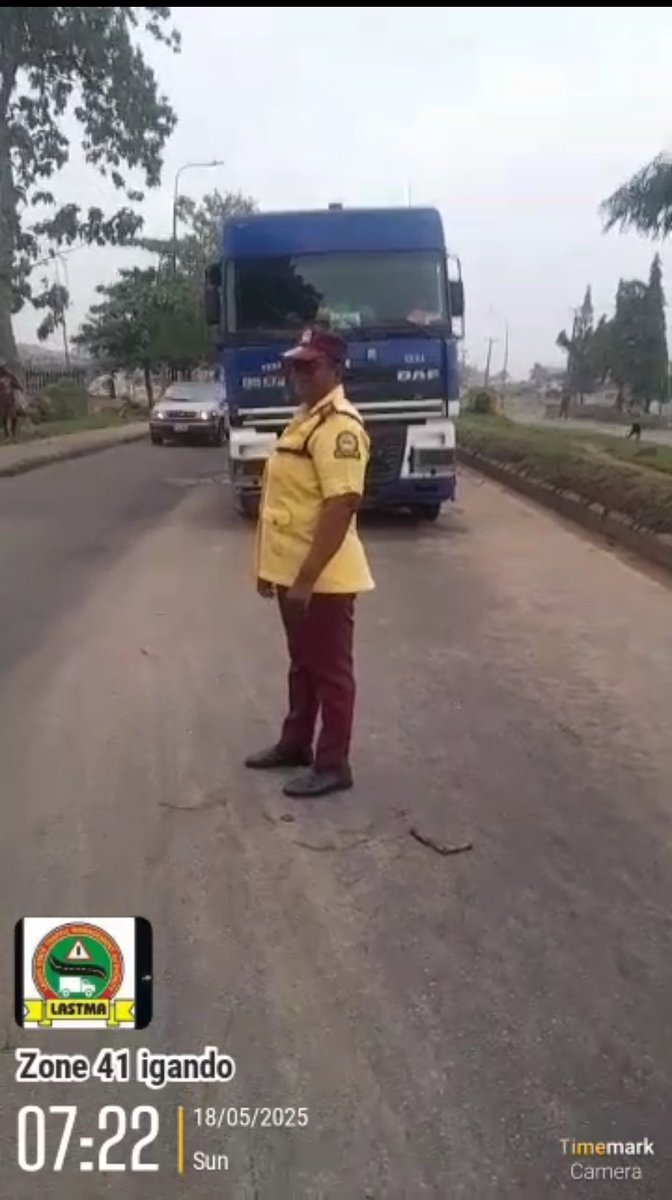 followlastma's tweet photo. [7:50AM] #LASU_IsheriRd
#Lanre
#BreakdownReport

Picture of an articulated truck with a gear problem at Lanre inward Igando on LASU/Isheri rd.

The owner is making an effort to fix it while our officials are also onground monitoring the traffic situation.
#FollowLASTMA https://t.co/67rMASTQZW