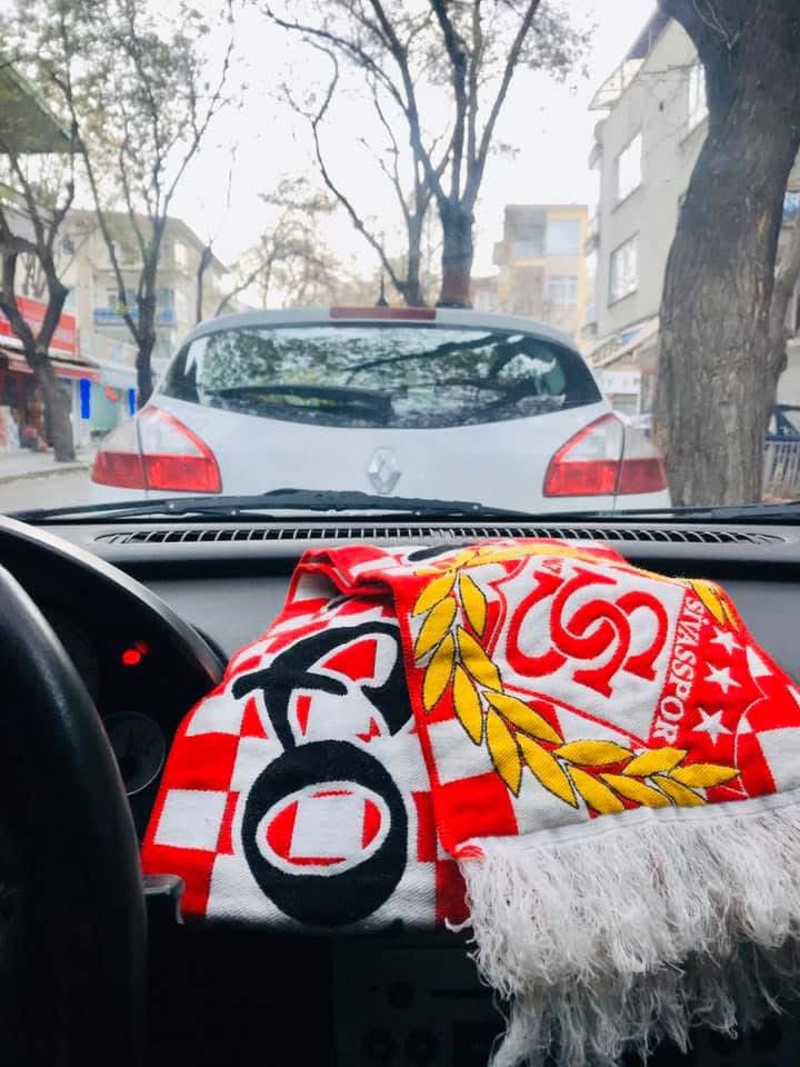 Bu şehirin SS’den başka hiç bir şeyi yok dedik!Olmadı,
Memleket için oynayın dedik olmadı,Kendiniz için oynayın dedik!Olmadı,Para için oynayın dedik! Olmadı!
Bizimde söyleyecek sözümüz kalmadı!
180 dk ,alınacak 6 puan var! Eğer varsa? Onurunuz,Şerefiniz,Haysiyetiniz için oynayın!