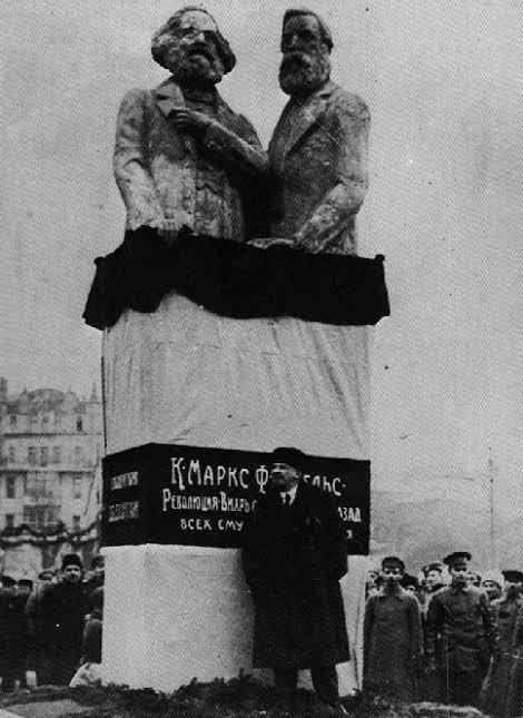 TheIntlMagz's tweet image. On the first anniversary of the Great October Revolution, 1918, Vladimir Lenin spoke at the unveiling of a monument to Karl Marx and Friedrich Engels.
