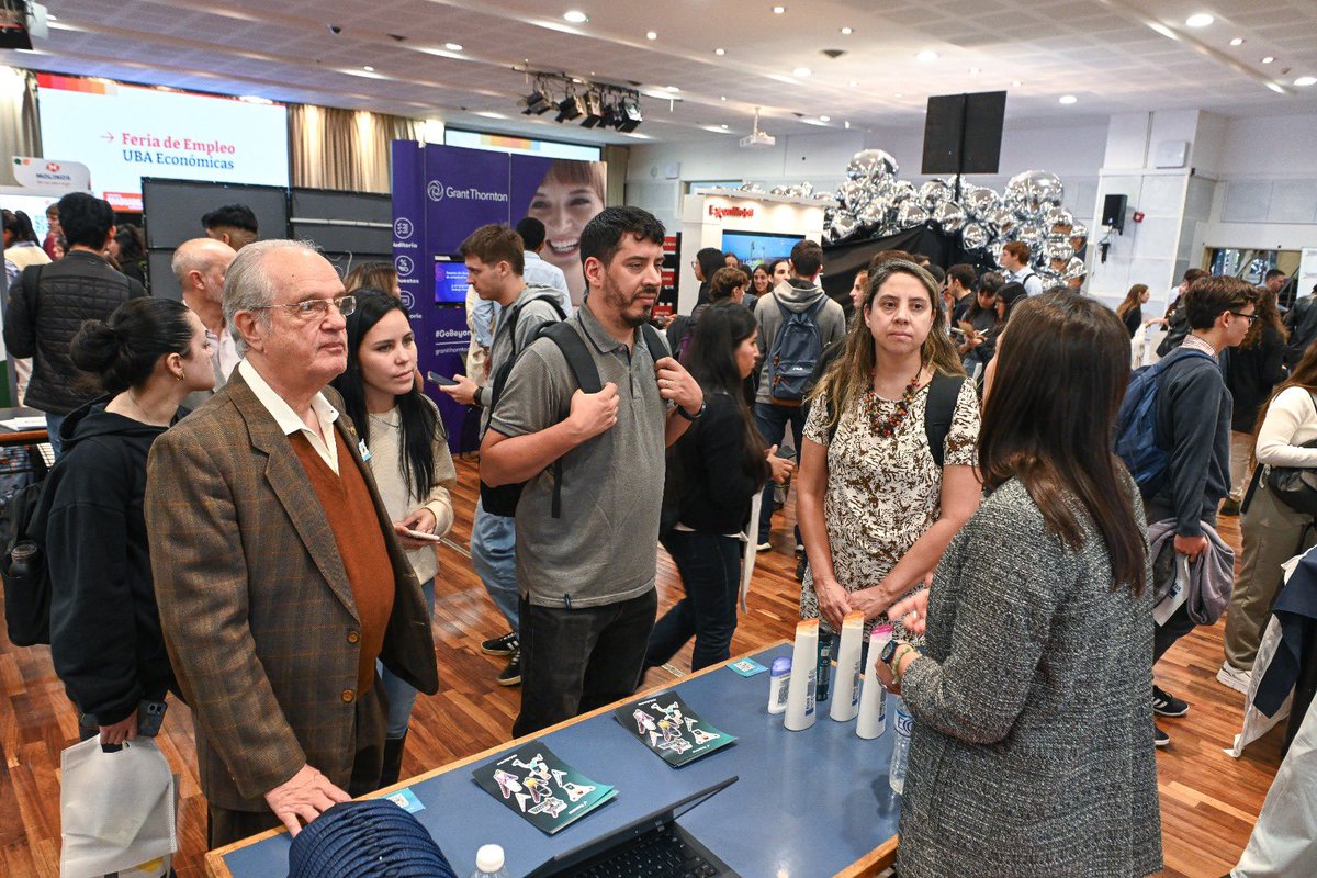 El jueves recorrí los stands de la Feria de Empleo que se llevó a cabo en el Salón de Actos de nuestra Facultad con la presencia de importantes Empresas e Instituciones que ilustraron a un importante número de estudiantes sobre las direrentes opciones laborales con que cuentan.