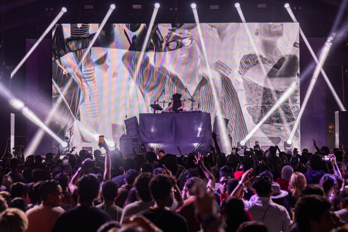 El mejor rock n rave con Wife Material en #TecateEmblema2025 🎸🔝🦅💜