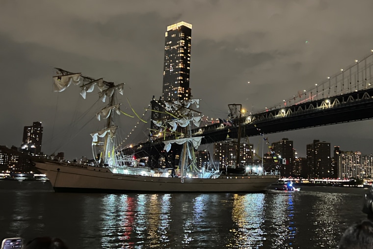π¨ BREAKING : "NAVE A VELA MESSICANA SI SCHIANTA CONTRO IL BROOKLYN BRIDGE, 19 FERITI"