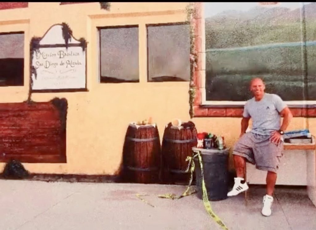 lyle e erik posando em frente ao mural do projeto green space. o projeto foi idealizado pelo lyle e o erik é o muralista principal! 
#JusticeForErikAndLyle 🎨🦈🌳