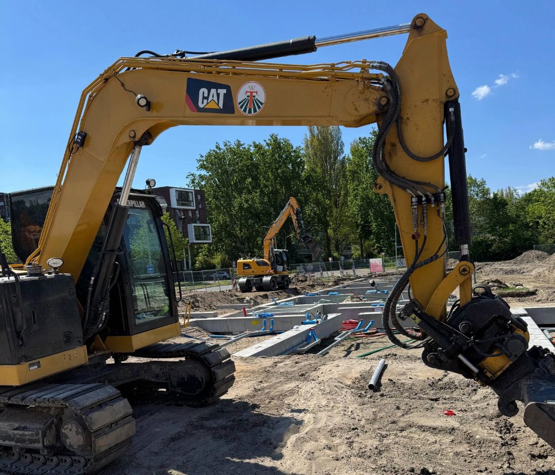 Peter Hutten (@peterhutten) on Twitter photo Al weer de start van het 4e industriële appartementengebouw van <a href="/fijnwonen/">Fijn Wonen</a> <a href="/VanWijnenGroep/">Van Wijnen</a>. Voor woningcorporatie <a href="/EigenHaard/">Eigen Haard</a> assembleren Johannes en Tjardo de fundering van het U-vormig gebouw met 42 appartementen en een gemeenschappelijke tuin in <a href="/Gem_Amstelveen/">Gemeente Amstelveen</a>. Al weer de start van het 4e industriële appartementengebouw van <a href="/fijnwonen/">Fijn Wonen</a> <a href="/VanWijnenGroep/">Van Wijnen</a>. Voor woningcorporatie <a href="/EigenHaard/">Eigen Haard</a> assembleren Johannes en Tjardo de fundering van het U-vormig gebouw met 42 appartementen en een gemeenschappelijke tuin in <a href="/Gem_Amstelveen/">Gemeente Amstelveen</a>.