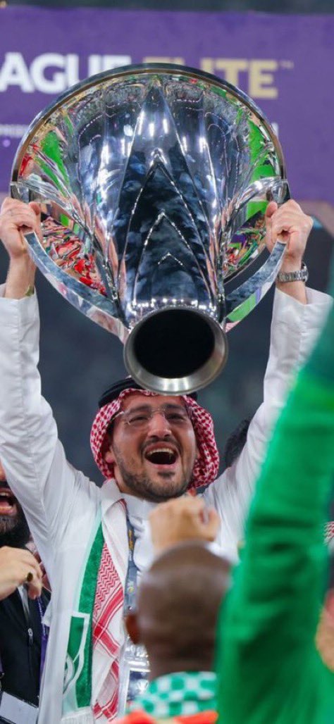 لم أعد فقط للتحليل الفني والكتابة. 

عدت من أجل إنقاذ الأهلي، ومن أجل أن أساهم معكم في إنقاذ هذا الفريق النخبوي.

اعلموا أن هناك اثنين من الأشخاص ليس لهم أي دور حقيقي في تحقيق لقب النخبة الآسيوية، لكنهم كانوا الأكثر ظهورًا مع الكأس، والأكثر حرصًا على الظهور في التتويج. 

وفي