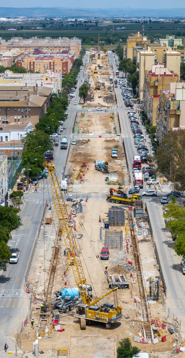 Las obras de ampliación de la Línea 3 Norte del #MetrodeSevilla no paran y nos regalan imágenes únicas. 

Los tres equipos de pantalladoras trabajan en la calle Agricultores, en #PinoMontano.

¡Avanzamos! 

#Sevillahoy #FEDER #transportepúblico