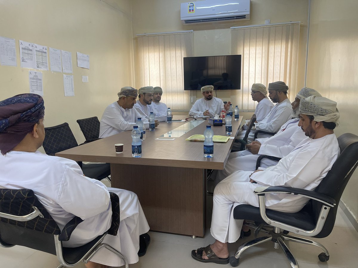 في إطار متابعة الجهود التي تستهدف تجويد العملية التعليمية عقدت لجنة التحسين والتطوير بالمدرسة برئاسة مدير المدرسة اجتماعاً لمناقشة الانتظام الدراسي وتنفيذ المناهج الدراسية وأهمية الانتهاء من تنفيذ أدوات التقويم المستمر للطلبة والاستعداد للامتحانات النهائية.