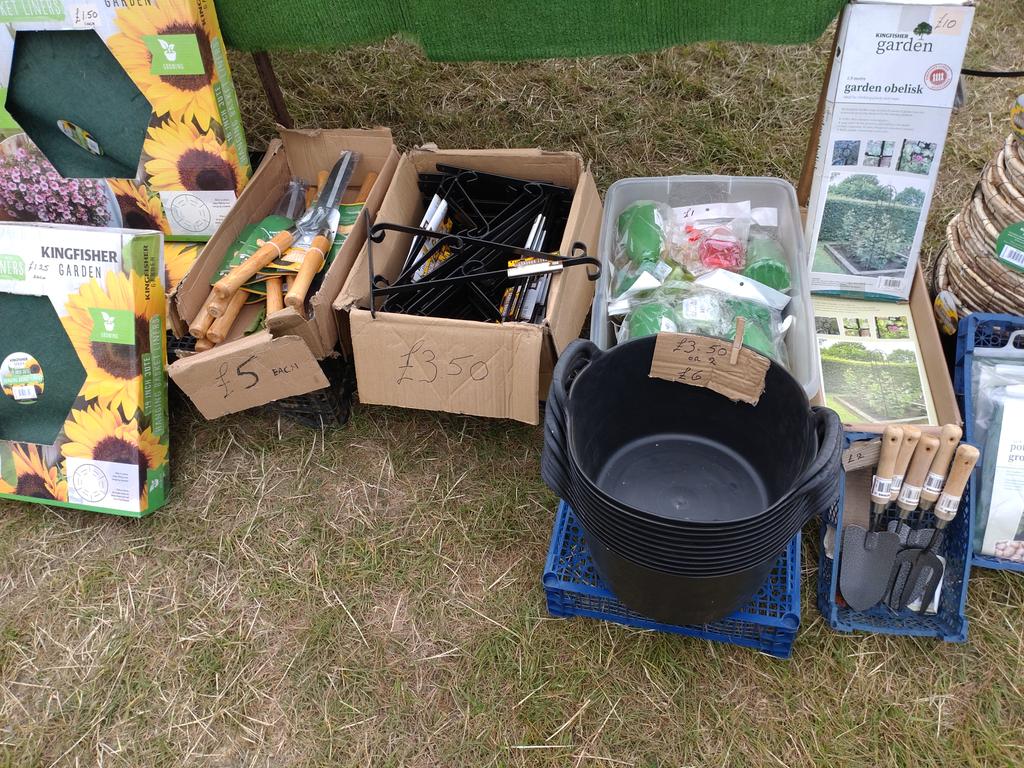 AmazonAquatics1's tweet photo. It's a little cooler this week at Smalley Carboot but still plenty of bargains to be had https://t.co/DoUWyPKMKi