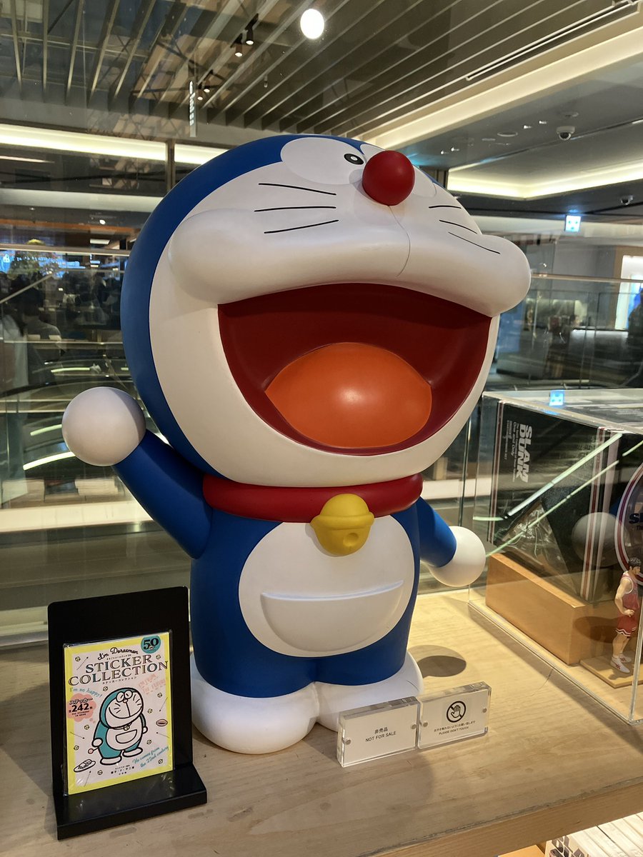 東京1日目はパルコンさんのお見舞いのつもりが何故か逆にお土産を貰い、漫研の友達と10年振りに再会!!
当時と変わらずあの頃に戻れたのが嬉しかった…(話す・食べるに夢中で写真忘れる)
2日目は幼なじみちゃんとアフターヌーンティータイム。でっかいドラも激写📸
スコーンしっとりめで美味しかった🤤 