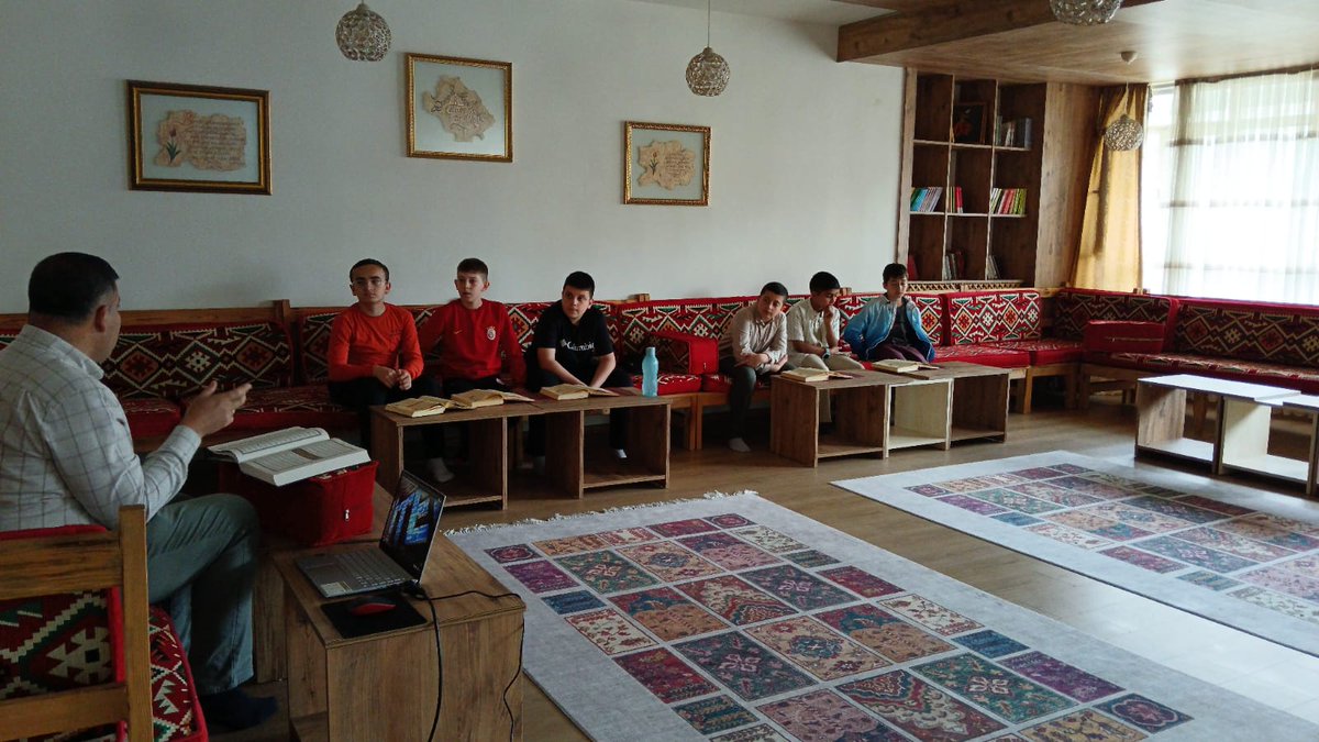 YHSakarya's tweet photo. Halit Evin A.İ.H.L. Ortaokul Sancaktar Grubu;
📖 Kur’an-ı Kerim okuduk, Hucurât Suresi üzerine düşündük.
🎥 Kut’ül Amare belgeseliyle tarihimize yolculuk yaptık.
🎯 Etkinliklerle eğlendik, birlikte yemeğimizi yedik.
🕹️ Has Oda’da oyun oynayıp, ikindi namazıyla günü sonlandırdık. https://t.co/xGRakfWaNt