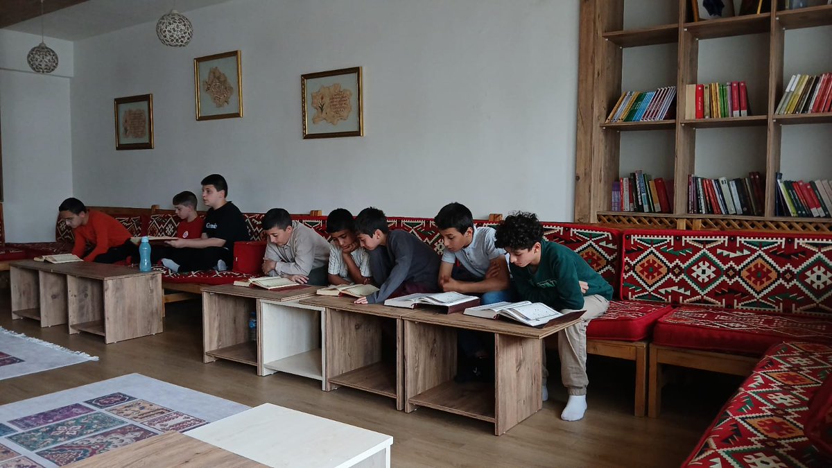 YHSakarya's tweet photo. Halit Evin A.İ.H.L. Ortaokul Sancaktar Grubu;
📖 Kur’an-ı Kerim okuduk, Hucurât Suresi üzerine düşündük.
🎥 Kut’ül Amare belgeseliyle tarihimize yolculuk yaptık.
🎯 Etkinliklerle eğlendik, birlikte yemeğimizi yedik.
🕹️ Has Oda’da oyun oynayıp, ikindi namazıyla günü sonlandırdık. https://t.co/xGRakfWaNt