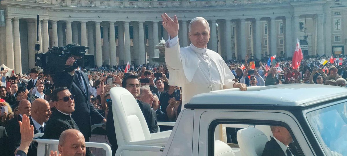 monicafabiola91's tweet image. El Papa León XIV ingresa a la Plaza de San Pedro a bordo del papamóvil, saludando con entusiasmo a los miles de fieles congregados
