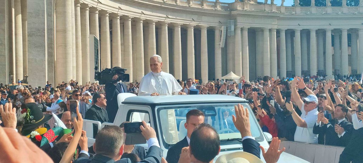 monicafabiola91's tweet image. El Papa León XIV ingresa a la Plaza de San Pedro a bordo del papamóvil, saludando con entusiasmo a los miles de fieles congregados