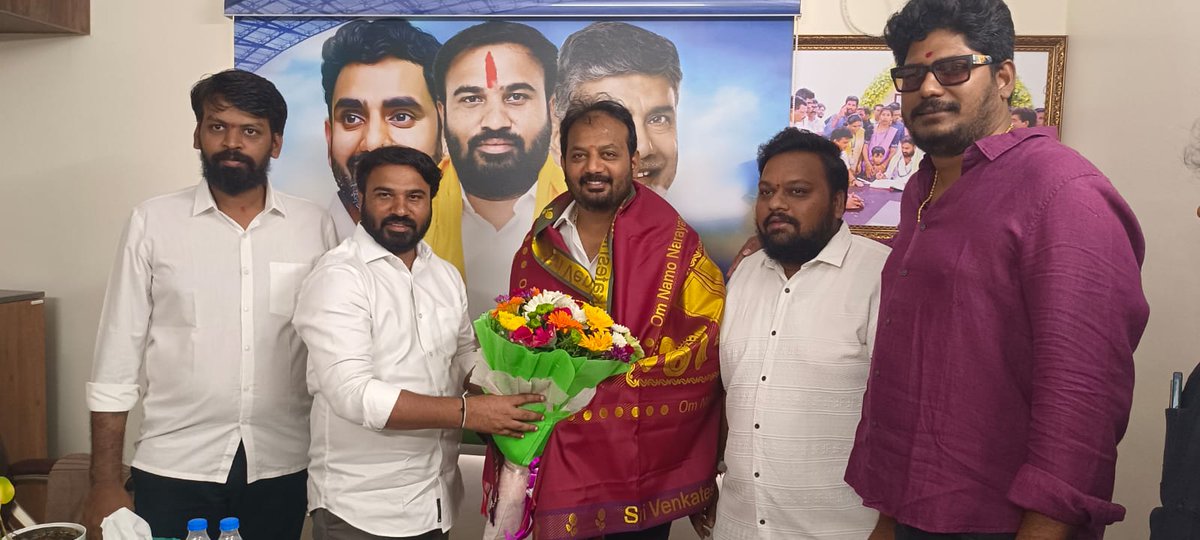 Animini Ravi Naidu (@animininaidu) on Twitter photo నూతనంగా నియమితులైన తిరుపతి అర్బన్ డెవలప్మెంట్ అథారిటీ(తుడా) ఛైర్మన్ డాలర్స్ దివాకర్ రెడ్డి గారు ఈరోజు తిరుపతిలోని శాప్ ఛైర్మన్ గారి క్యాంపు కార్యాలయానికి విచ్చేసిన సందర్భంగా శుభాభినందనలు తెలియజేసి సత్కరించిన శాప్ ఛైర్మన్ <a href="/AniminiNaidu/">Animini Ravi Naidu</a> గారు... నూతనంగా నియమితులైన తిరుపతి అర్బన్ డెవలప్మెంట్ అథారిటీ(తుడా) ఛైర్మన్ డాలర్స్ దివాకర్ రెడ్డి గారు ఈరోజు తిరుపతిలోని శాప్ ఛైర్మన్ గారి క్యాంపు కార్యాలయానికి విచ్చేసిన సందర్భంగా శుభాభినందనలు తెలియజేసి సత్కరించిన శాప్ ఛైర్మన్ <a href="/AniminiNaidu/">Animini Ravi Naidu</a> గారు...