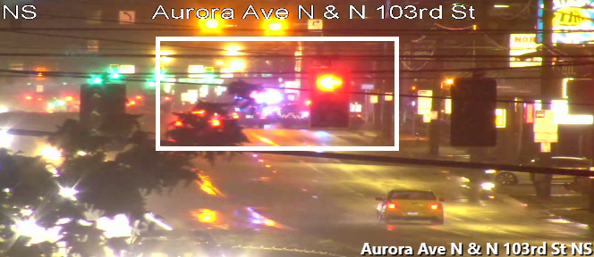 右SBレーンをブロックするN 95th StのAurora Ave Nでの衝突。注意してください。