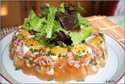 AndreeValence's tweet image. Frais, économique… les aspics au jambon ou aux crevettes..
Recette devenue désuète mais pourtant si agréable.
Les entrées d’une époque presque oubliée. Le repas du dimanche chez mamie..👍😊💖

latabledamelie.blogspot.fr/2016/05/les-as…
#entrée #aspic #gelée #jambon #œuf